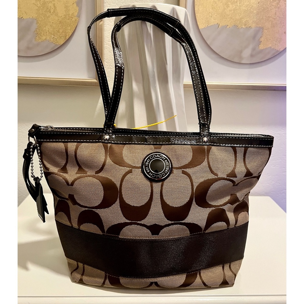 Coach Signature Shoulder Tote 🤎